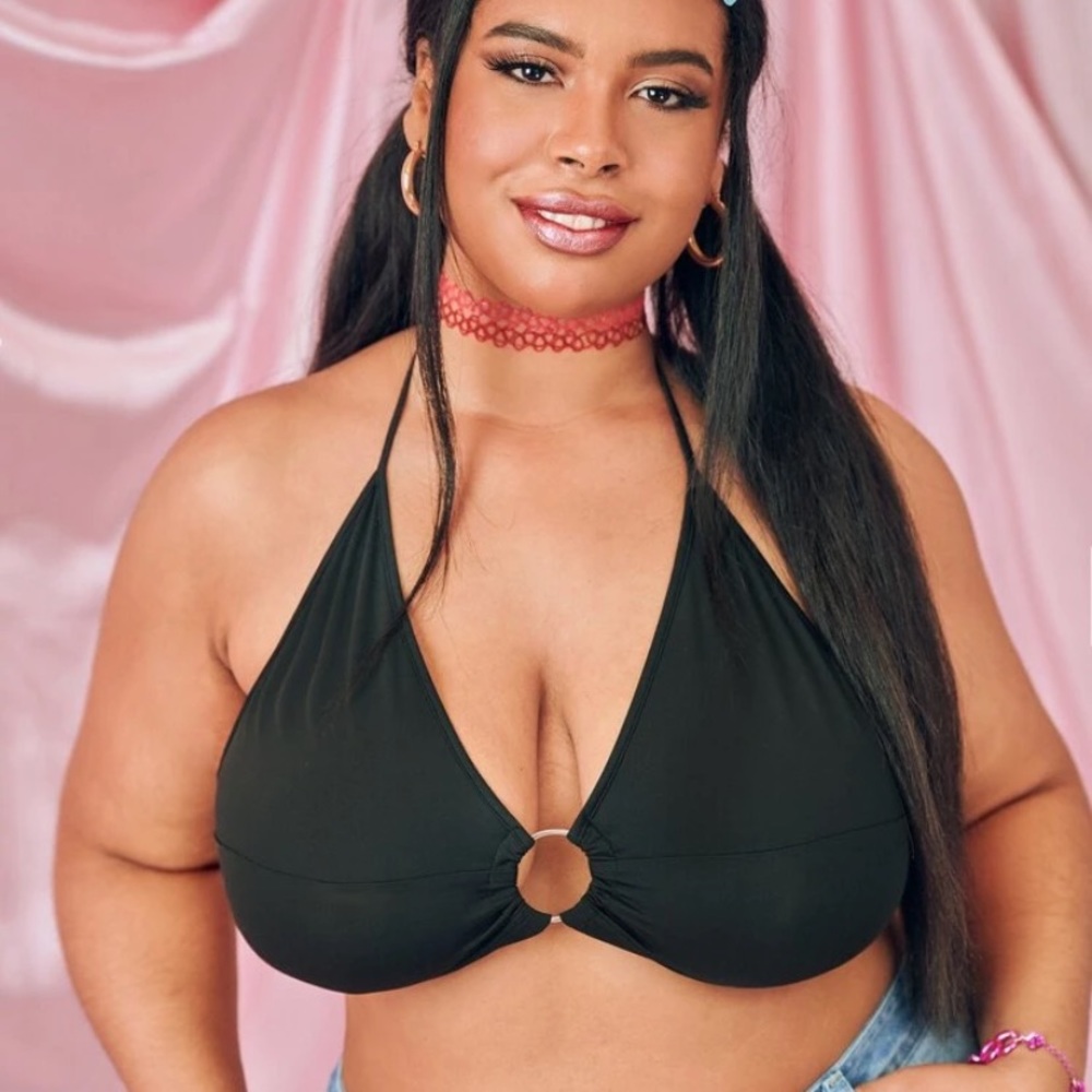 Black ring halter crop top